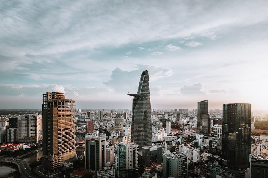 So sánh giá Quận 2 TPHCM vs Tây Hồ Hà Nội: Hướng dẫn đầy đủ về căn hộ cho người nước ngoài khi giá Q1 2025 biến động 15-20%